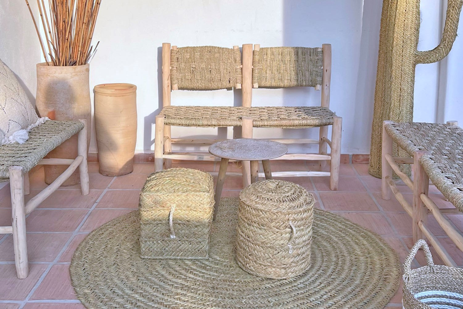 Taburete reposa pies de madera y asiento textil étnico