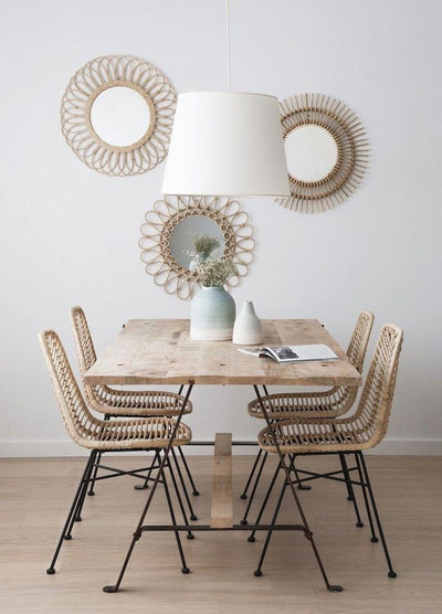 Aporta un toque estiloso a tu hogar con espejos y platos decorativos.