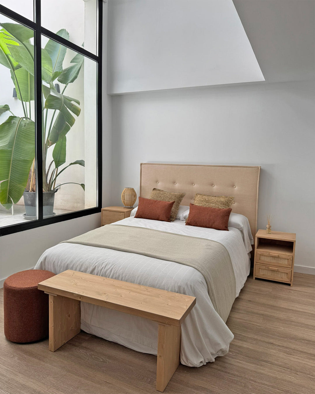 Cabecero de cama: cómo elegir entre madera maciza y tapizado