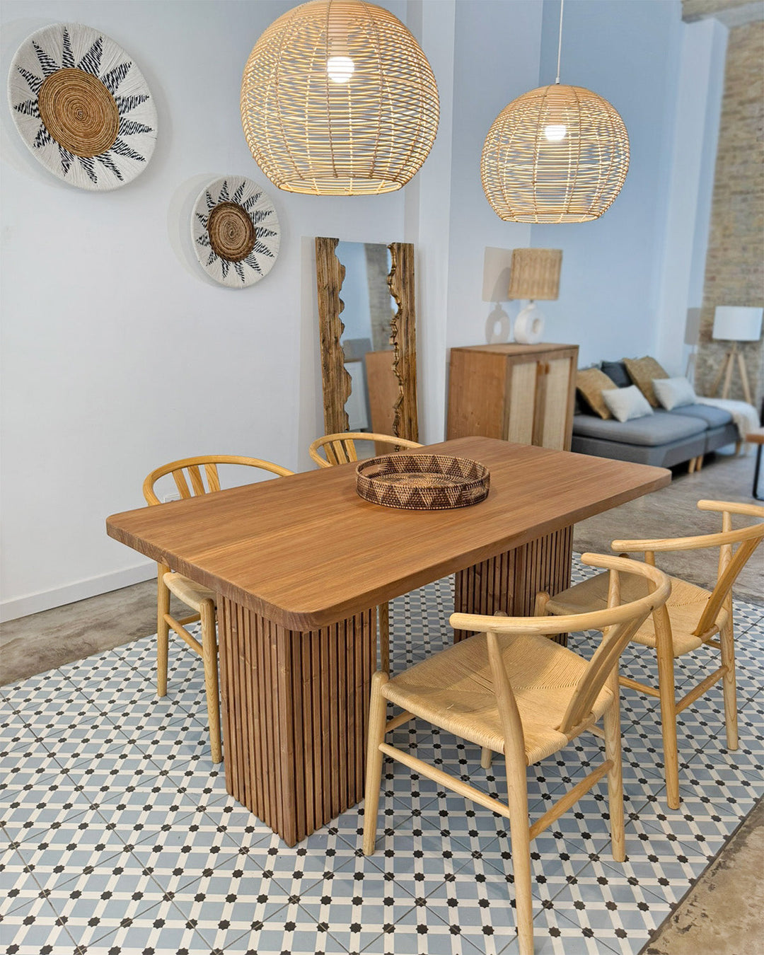 Mesa de comedor de madera maciza: ideas para decorar el espacio completo