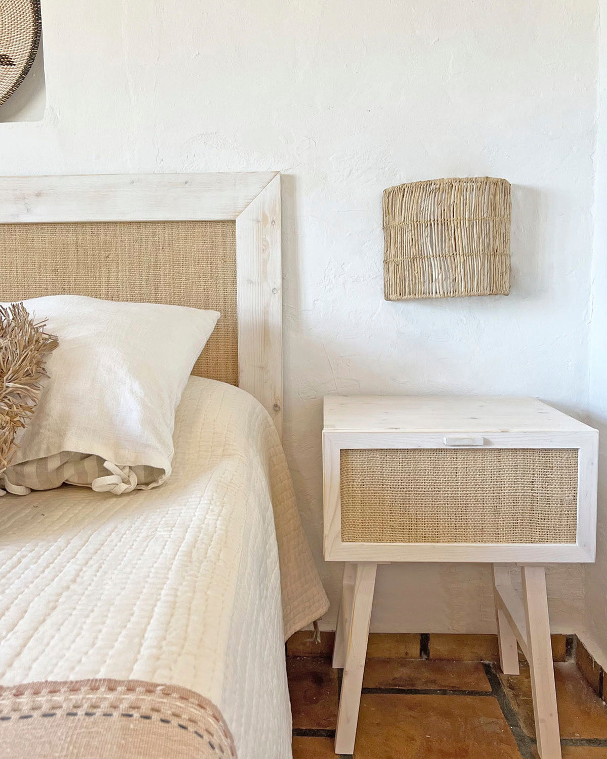 Esta mesita de noche colgante es el DIY ideal para tu dormitorio