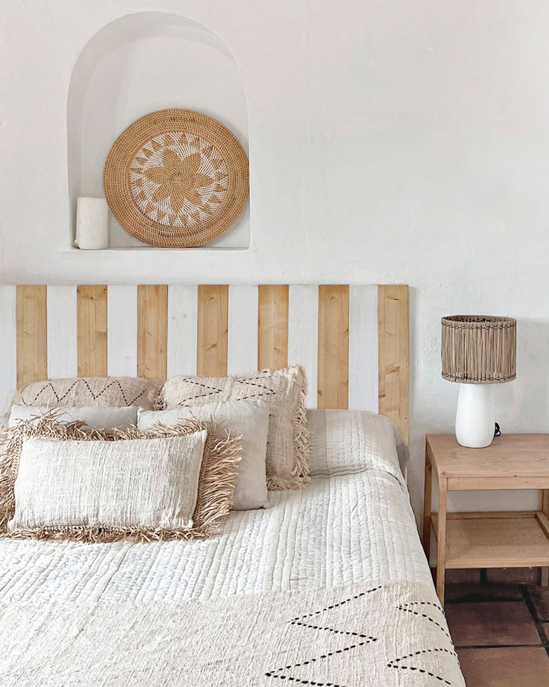 Cabecero de madera maciza en tono beige y blanco - Cabecero artesanal –  NATYAL, image size:1080x1350