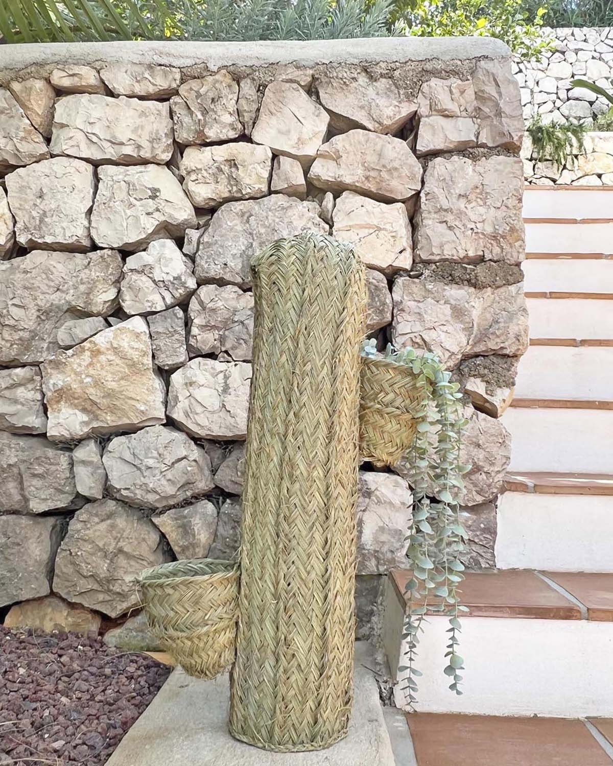 Pot de fleu en forme de cactus en fibres naturelles