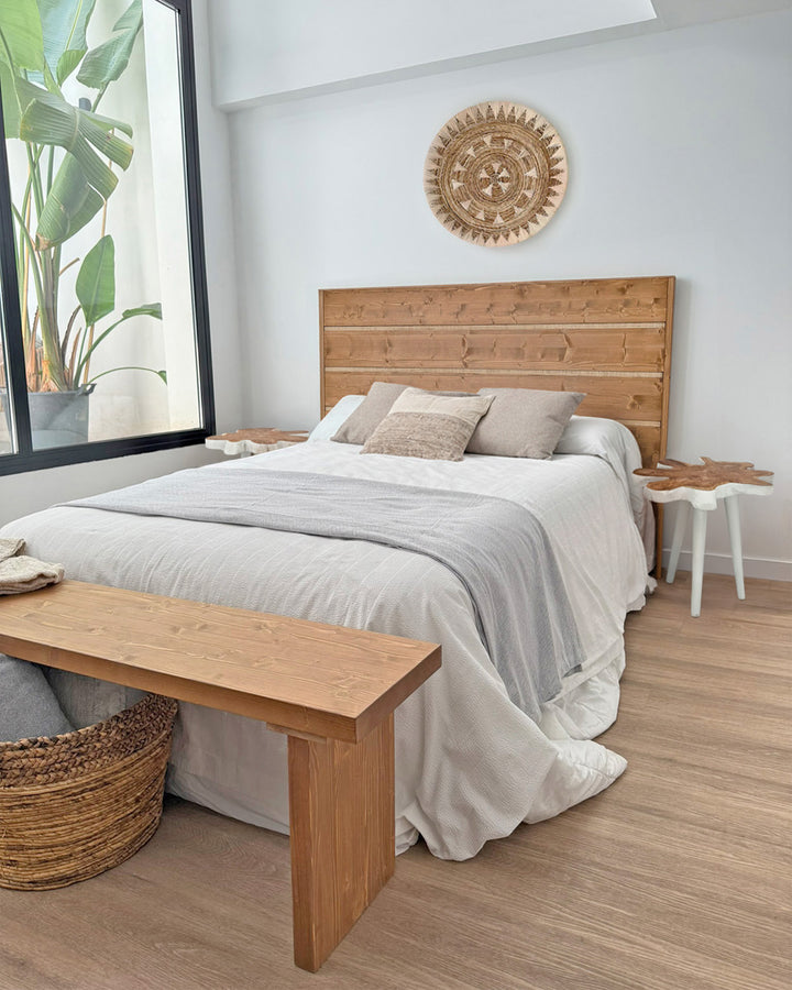 Mesa auxiliar de madera teca tallada blanca artesanal abstracta, mueble étnico original decorativo natural