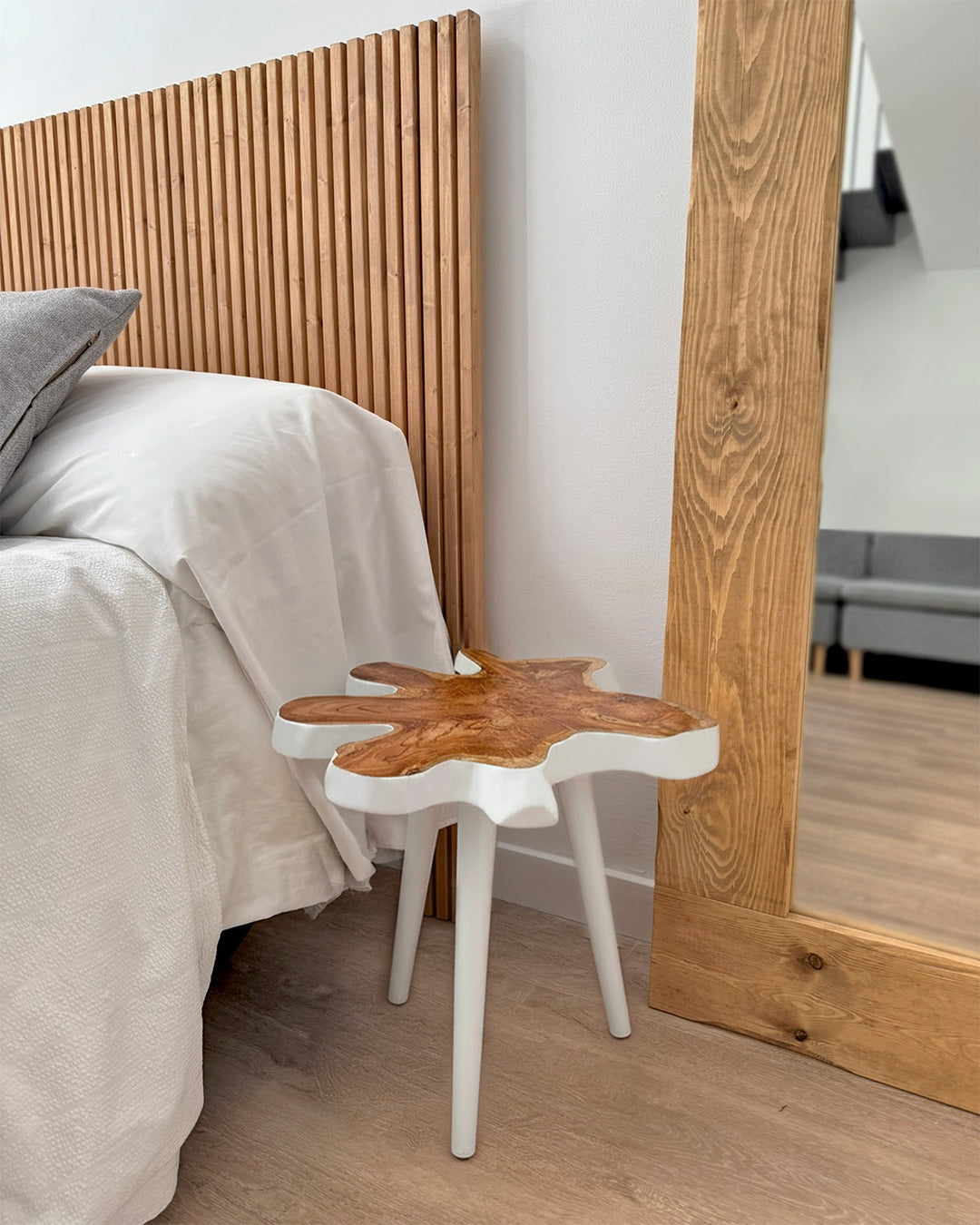 Mesa auxiliar de madera teca tallada blanca artesanal abstracta, mueble étnico natural dormitorio decorativo