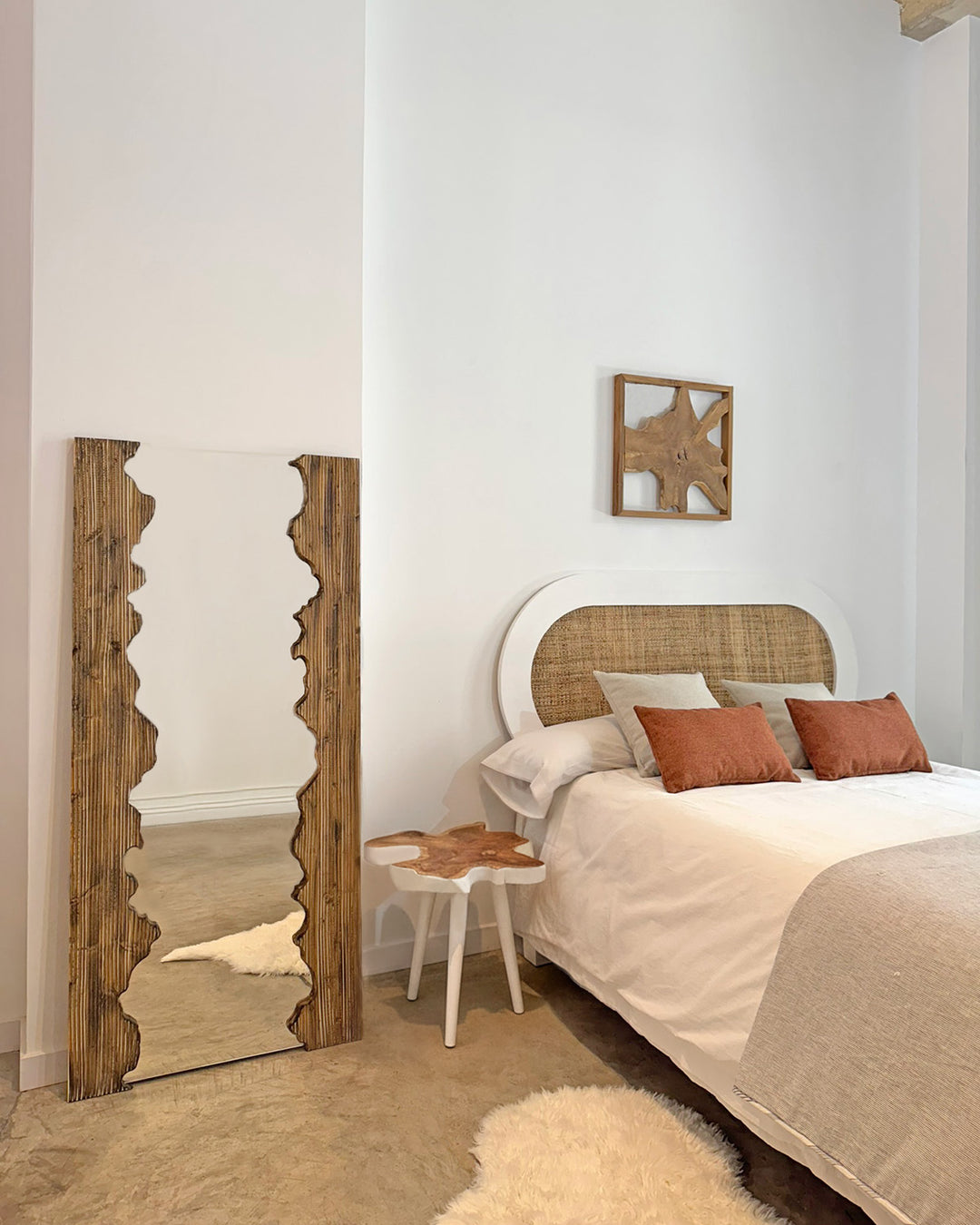 Mesa auxiliar de madera teca tallada blanca artesanal abstracta, mueble étnico natural decorativo dormitorio