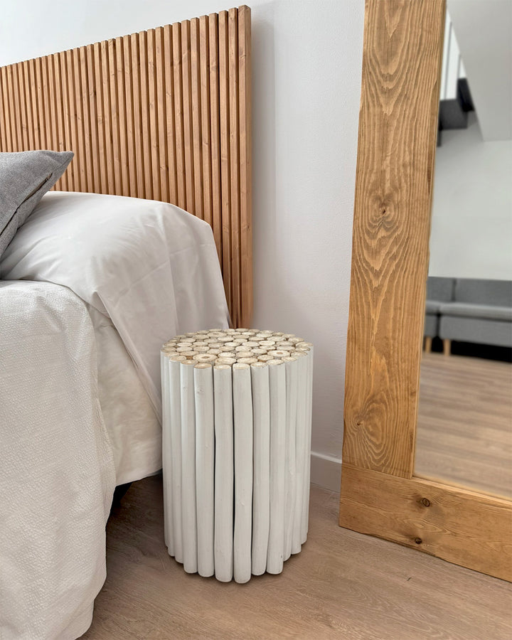 Mesa auxiliar de troncos de madera teca blanca artesanal, mueble natural moderno minimalista dormitorio elegante
