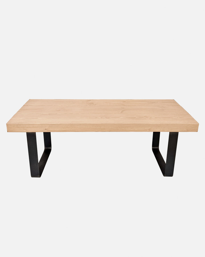 Mesa de centro de madera maciza haya con hierro forjado artesanal, mueble salón comedor robusto minimalista