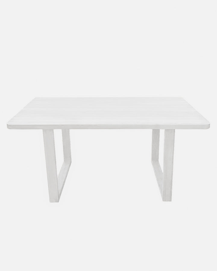 Mesa de comedor de madera maciza blanca artesanal con patas rectas, mueble central salón elegante minimalista