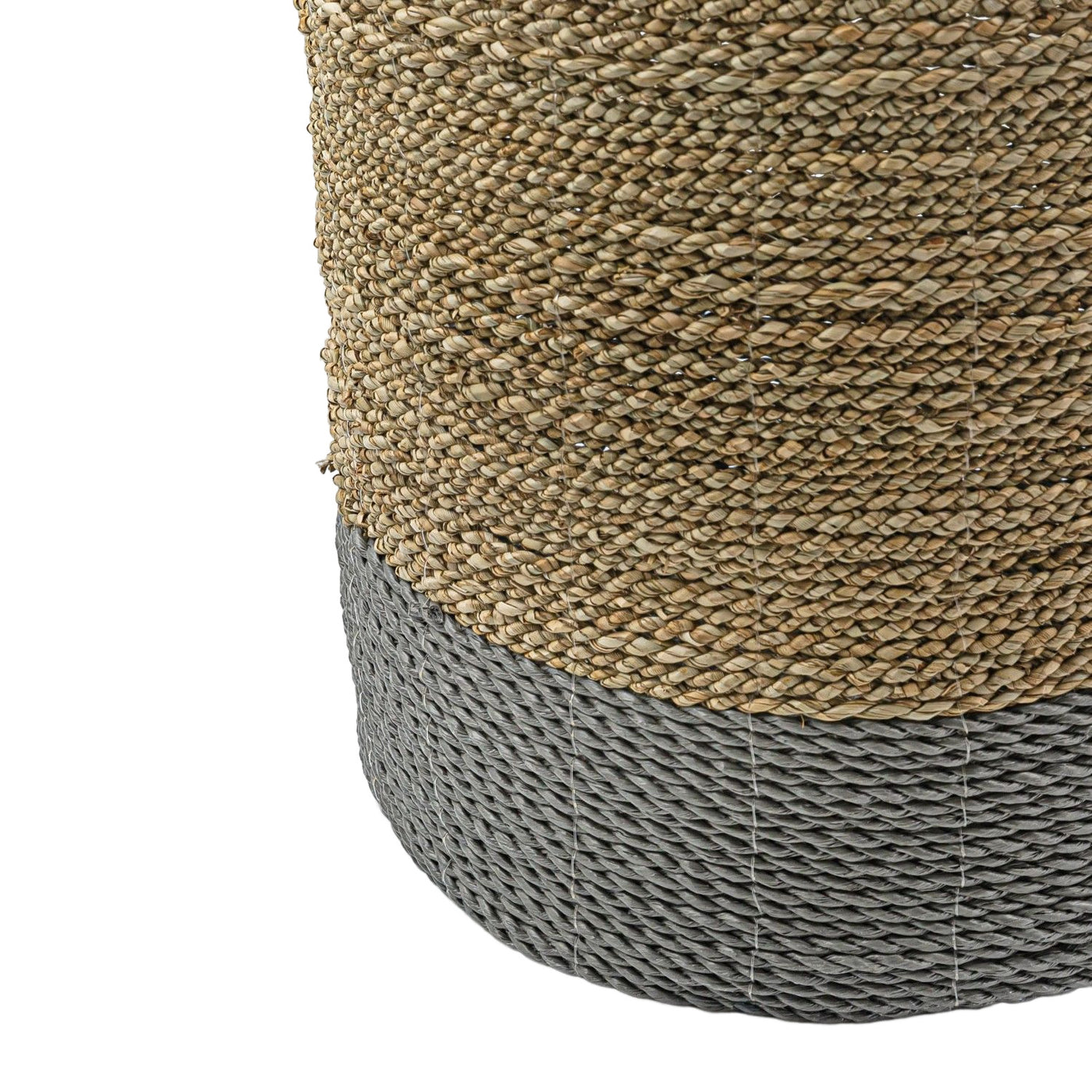 Cesto cilíndrico hecho con fibras naturales y detalle gris en la parte de abajo