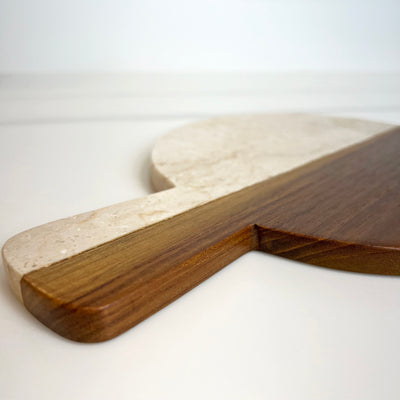 Tabla de corte mitad madera mitad marmol blanco con especial detalle en el mango 